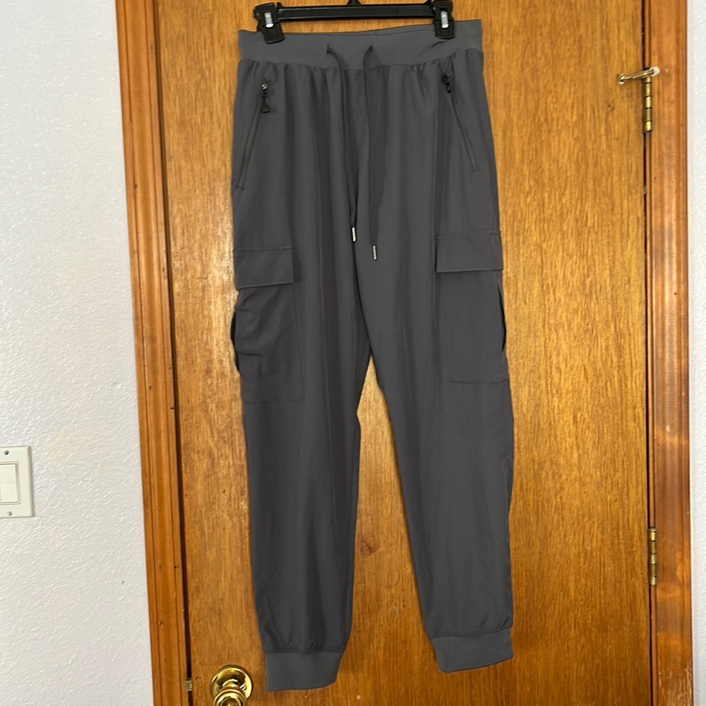 Gray hiking pants size S with plenty of pockets in excellent condition